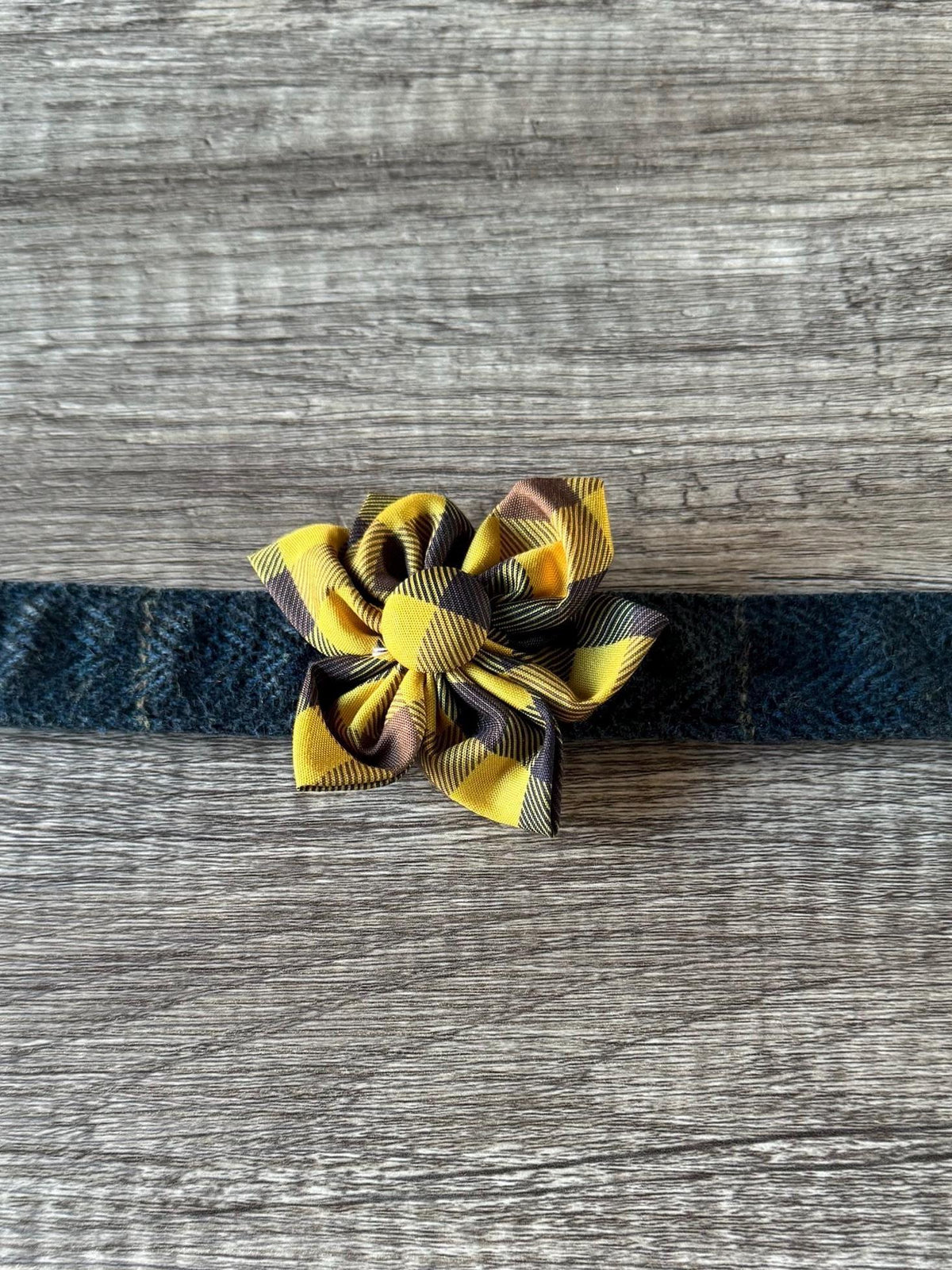 Pet collar flower attachment
