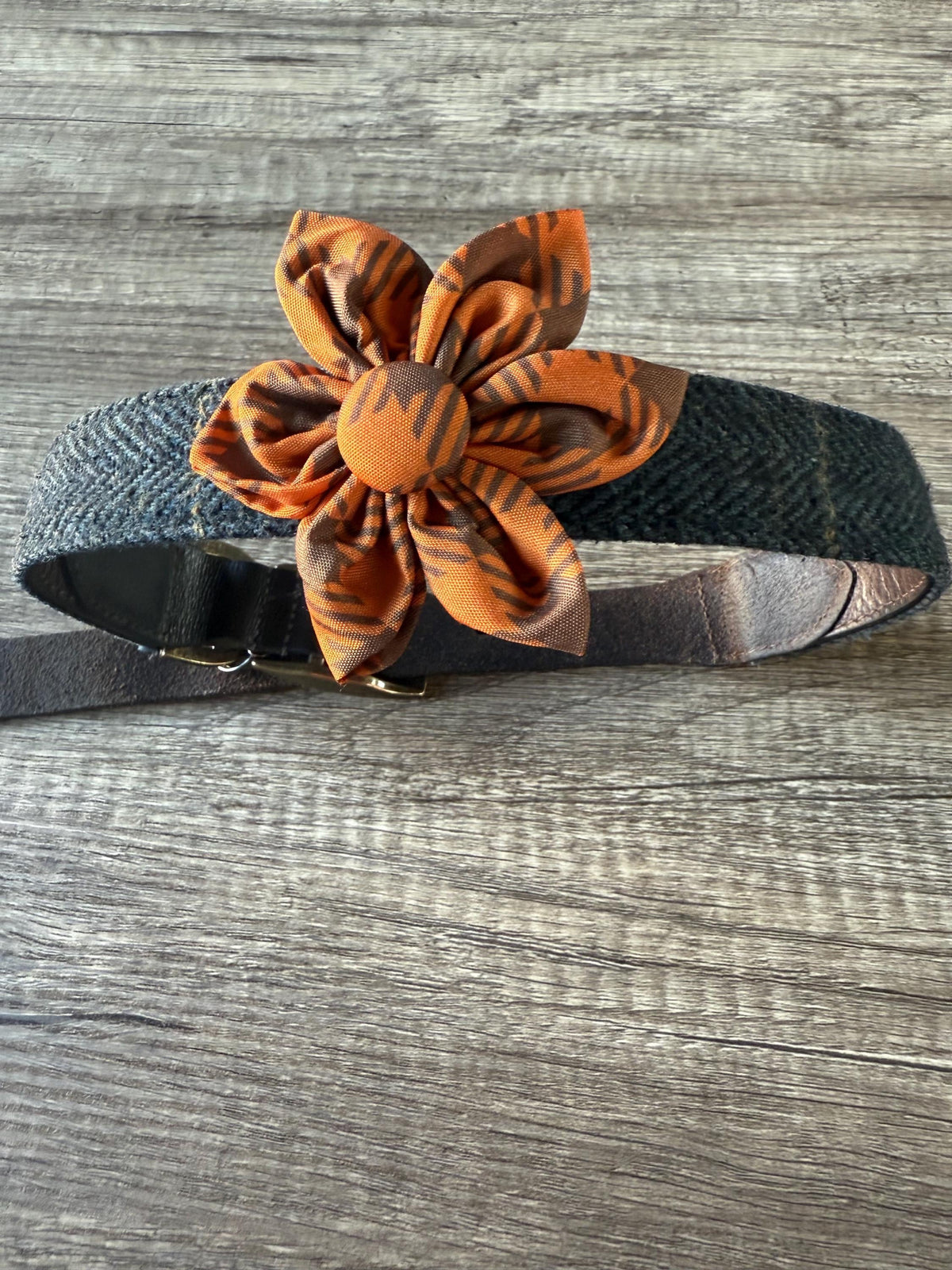 Pet collar flower attachment