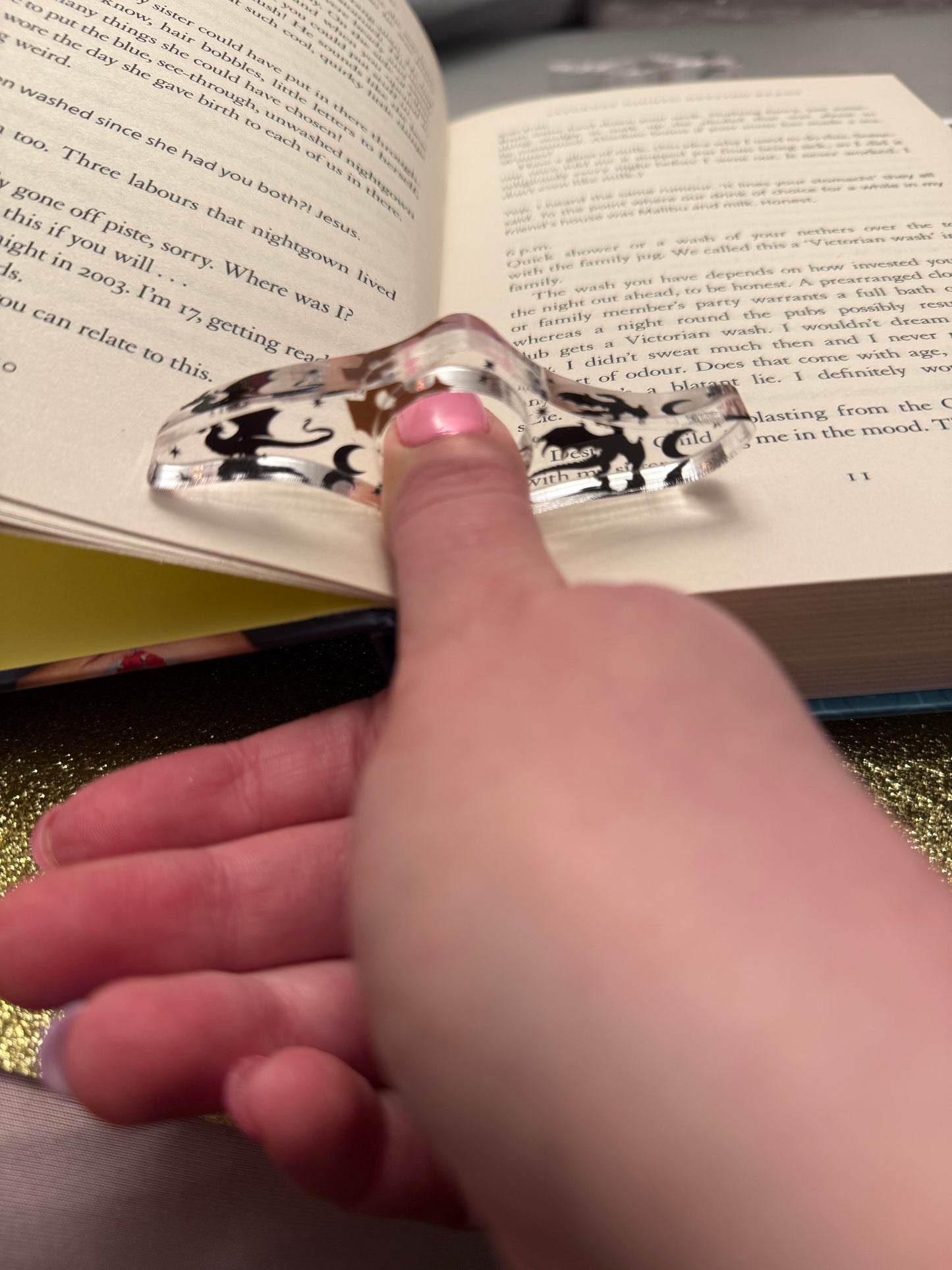 Fourth wing thumb page holder