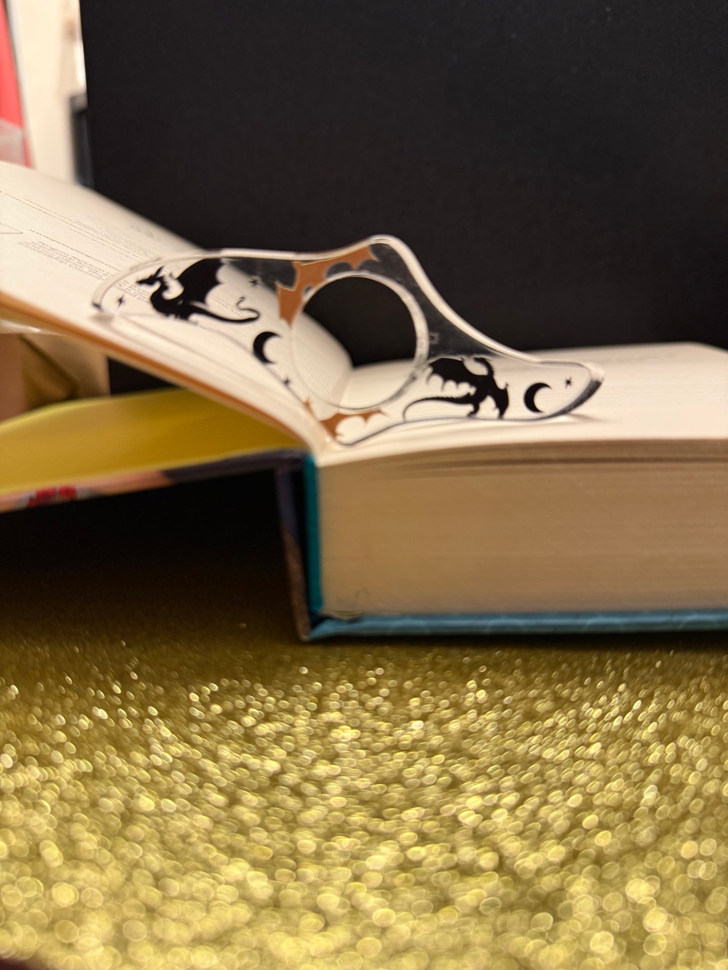 Fourth wing thumb page holder
