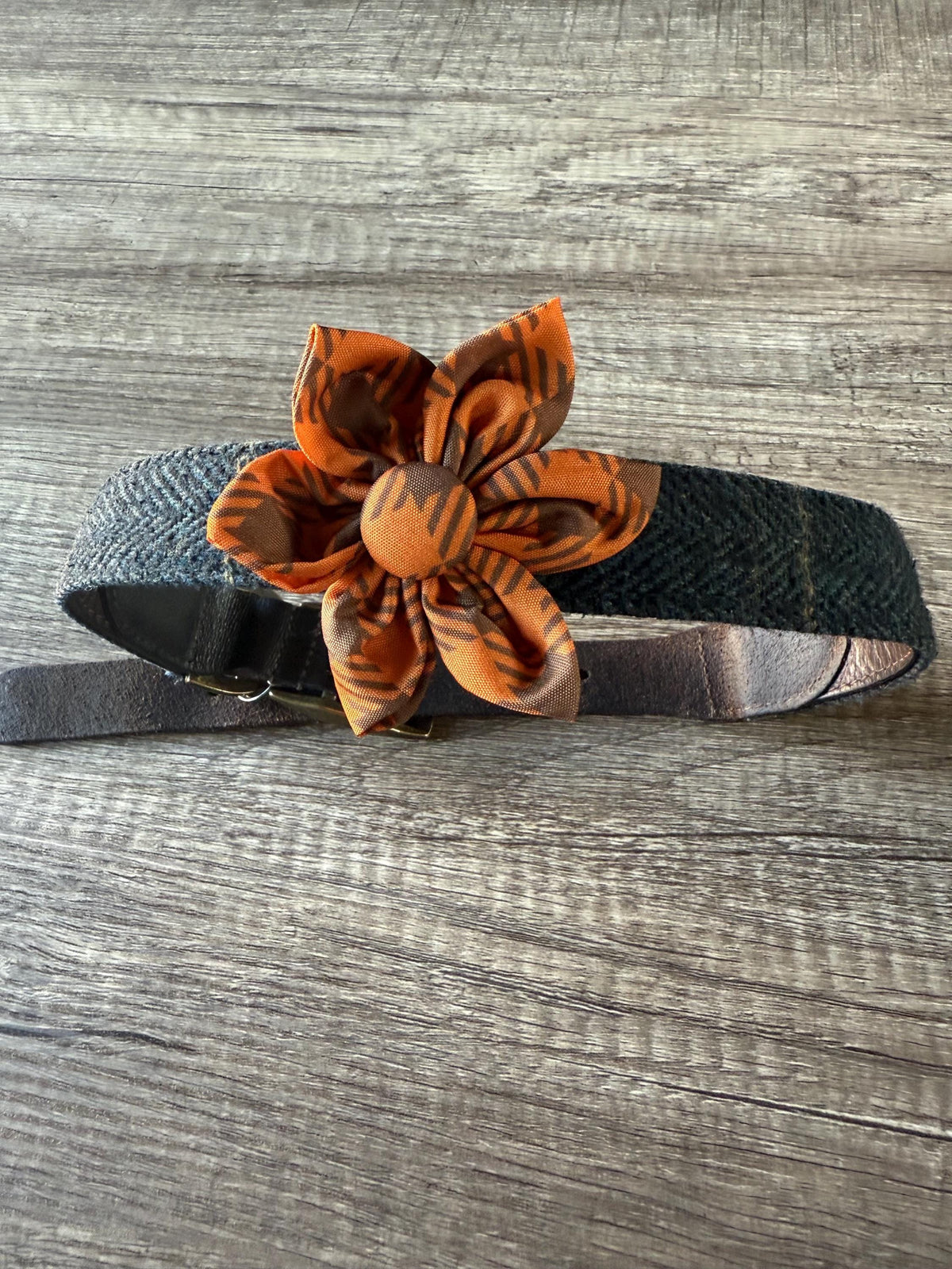 Pet collar flower attachment